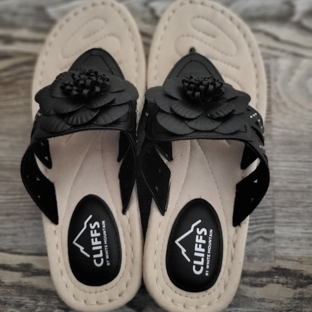 Cliffs by WHITE MOUNTAIN Black Floral Sandals